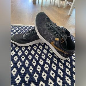 ADORABLE, pre-loved Nike Gold Women’s Sneakers, size 7 1/2!